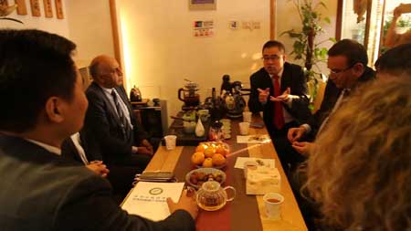 技术总监陈亚征向外宾展示并讲解了艾灸、拔罐等传统中医疗法。
