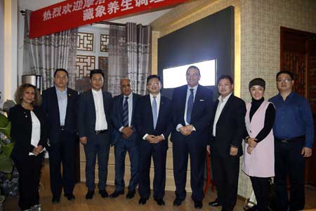 与摩洛哥外交官们合影留念